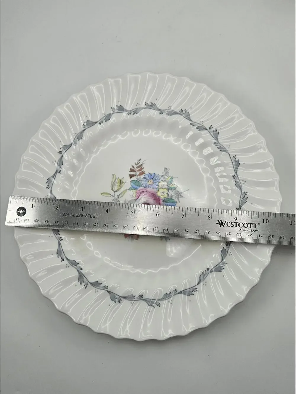 Royal Doulton The Chelsea Rose H4801 Bone China 10.5